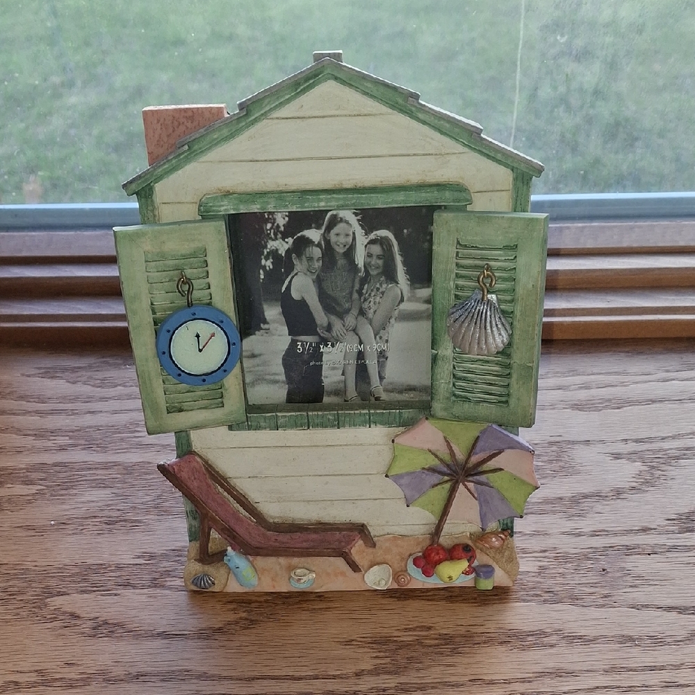 NWOT Resin Beach Cottage 3D Picture Frame